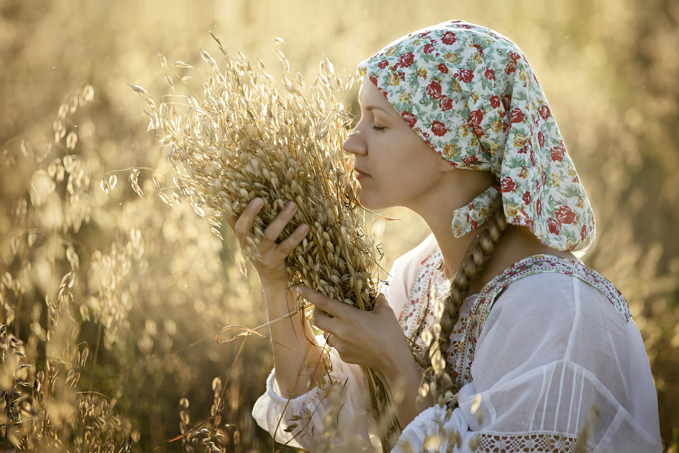 Photo Women in Slavic costumes in Lviv